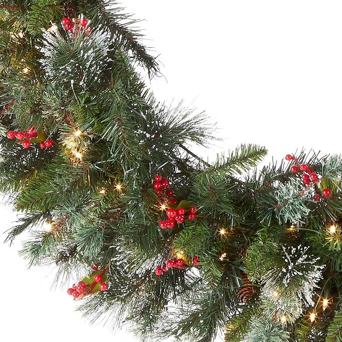Couronne de Noël artificielle pré-éclairée, verte, pin d'hiver, lumière blanche, décorée de pommes de pin, grappes de baies, branches givrés, collection de Noël, 48 pouces