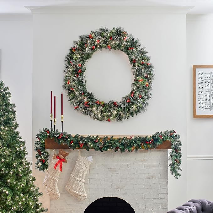 Couronne de Noël artificielle pré-éclairée, verte, pin d'hiver, lumière blanche, décorée de pommes de pin, grappes de baies, branches givrés, collection de Noël, 48 pouces